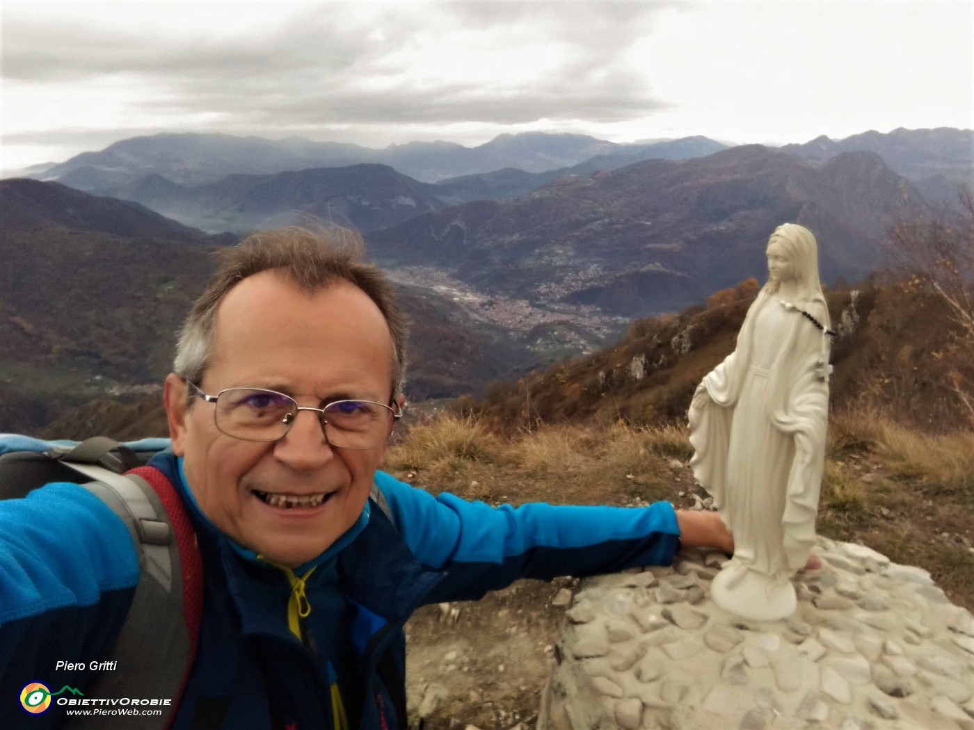 02 Aalla  Madonnina del Costone (1195 m) con vista su Zogno.jpg